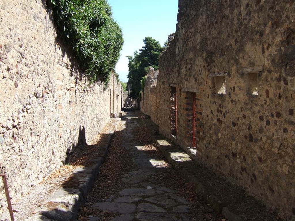 Vicolo delle Pareti Rosse between VIII.6 and VIII.5. Looking east from junction with Vicolo dei Dodici Dei. September 2005.