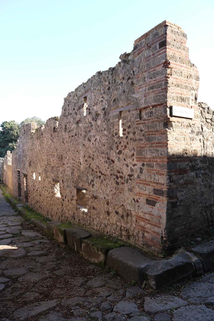 Vicolo delle Pareti Rosse, south side, Pompeii. December 2018. 
Looking east from junction with Vicolo dei Dodici Dei. Photo courtesy of Aude Durand.
