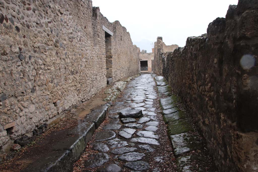 Vicolo dei Dodici Dei between VIII.3 and VIII.5. October 2020. Looking north from junction with Vicolo delle Pareti Rosse. 
Photo courtesy of Klaus Heese.
