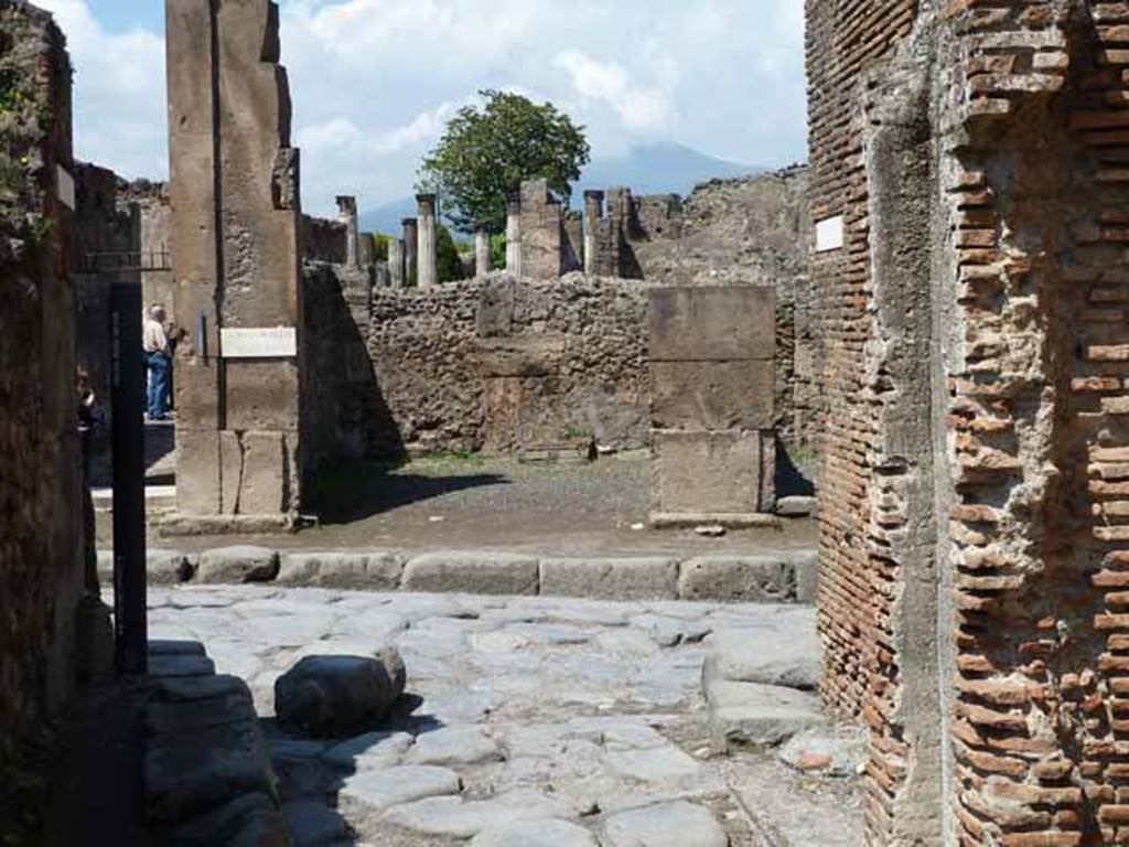 Vicolo delle Terme, north end. May 2010. Looking north across Via delle Terme towards VI.6.2