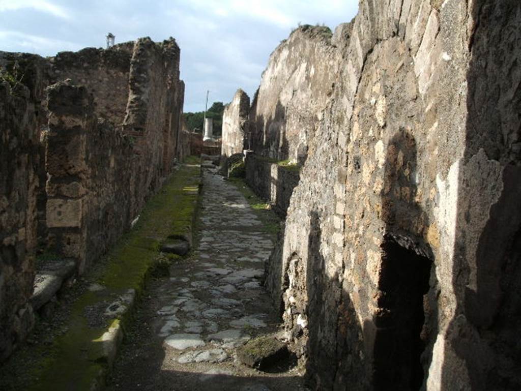 Vicolo di Championnet between VIII.2 and VIII.1. Looking west from junction with south west corner of the Forum. December 2004.