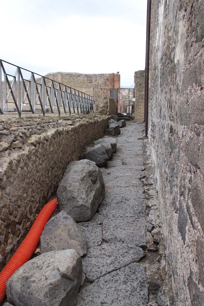 Alleyway at west end of Vicolo di Championnet. October 2020. 
Looking north to Via Marina. Photo courtesy of Klaus Heese.
