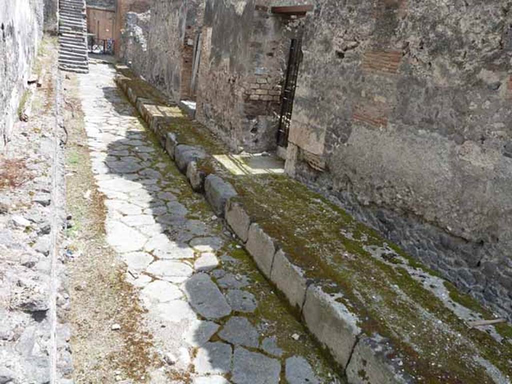 Vicolo di Championnet between VIII.2 and VIII.1. May 2010. Looking east towards the Forum.