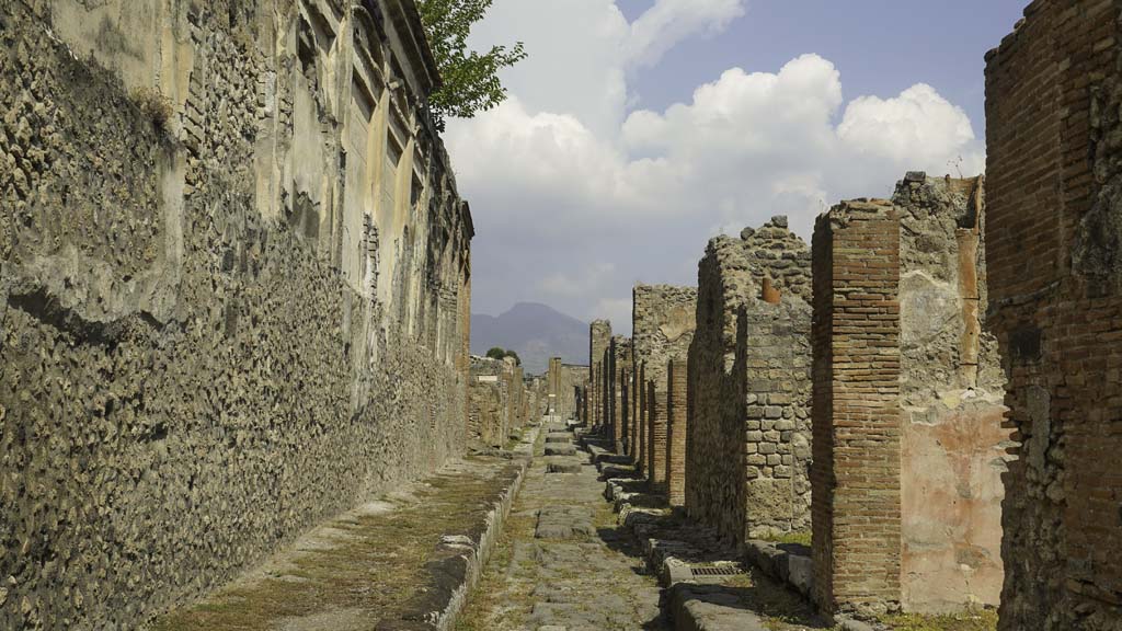 Vicolo di Eumachia, August 2021. Looking north from near junction with Via dell’Abbondanza. Photo courtesy of Robert Hanson.