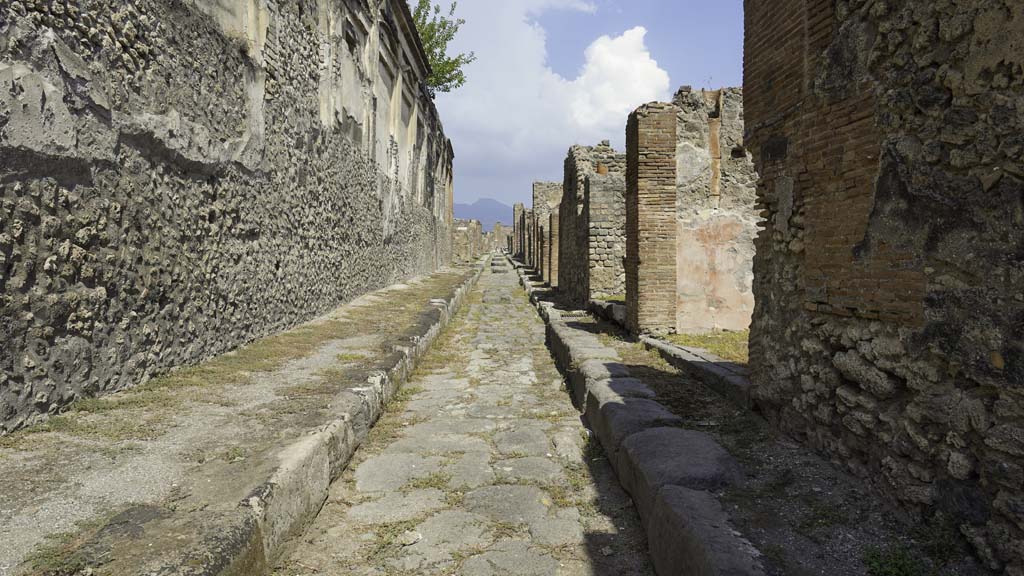 Vicolo di Eumachia between VII.9 and VII.13. August 2021. Looking north. Photo courtesy of Robert Hanson.