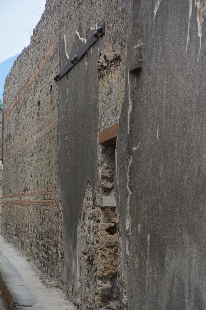 Vicolo di Tesmo, east side, Pompeii. May 2017. Doorway to IX.5.22.
Foto Christian Beck, ERC Grant 681269 DÉCOR.
