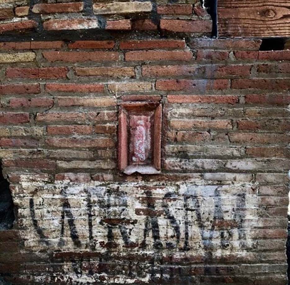 Vicolo dei Balconi, under excavation, June 2018. Wall with terracotta phallus plaque and electoral inscription to Caprasium. 

Vicolo dei Balconi, in fase di scavo, giugno 2018. Muro con targa fallo di terracotta e iscrizione elettorale a Caprasium.

Photograph © of Parco Archeologico di Pompei.
