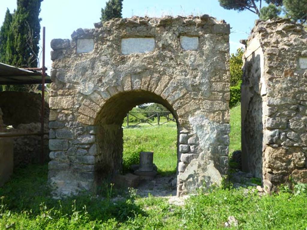 FPNH Pompeii. May 2011. South side of tomb. Photo courtesy of Michael Binns.