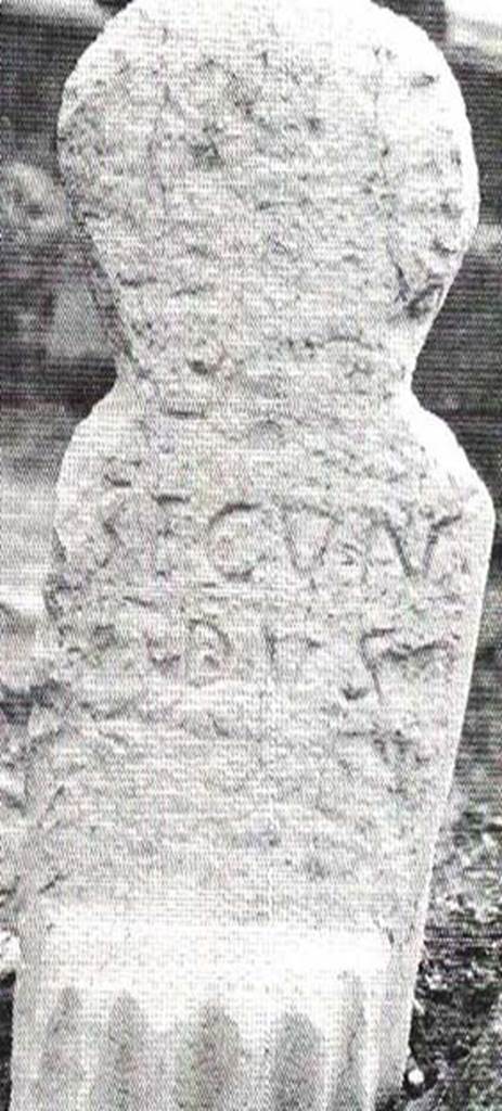 FPSD Pompeii. Inscribed male columella of Secundus.
According to D’Ambrosio and De Caro, this was the first columella in the north-east corner of the tomb area.
It had the inscription

SECVN
DVS

It was carved from a small fluted column. In front of it was a libation tube.
They are certain that Secundus was a slave.
See D’Ambrosio A. and De Caro S., 1988. Römische Gräberstraßen. München: C.H.Beck. p. 219, Taf. 37b.