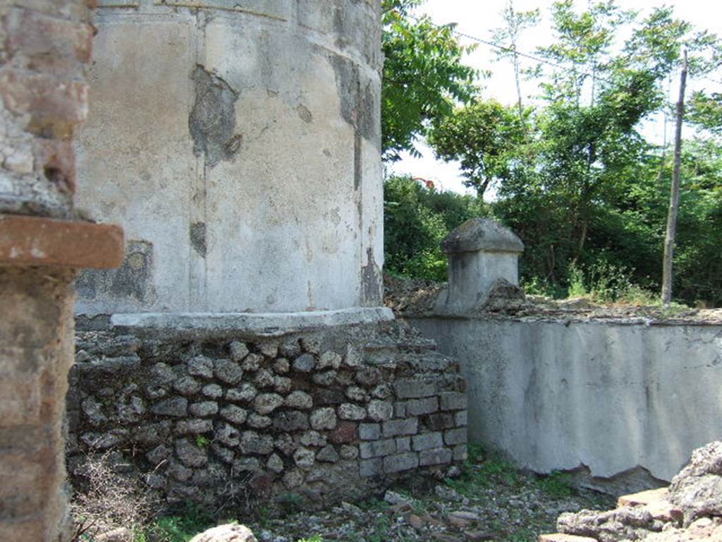 HGW18 Pompeii. May 2006. Tomb enclosure.