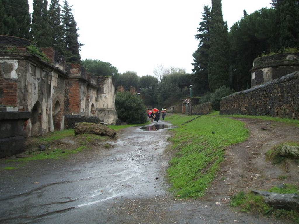 Pompeii Porta Nocera .Tombs on north-east and south-east sides of Via delle Tombe. December 2004. Looking east from Porta Nocera.
