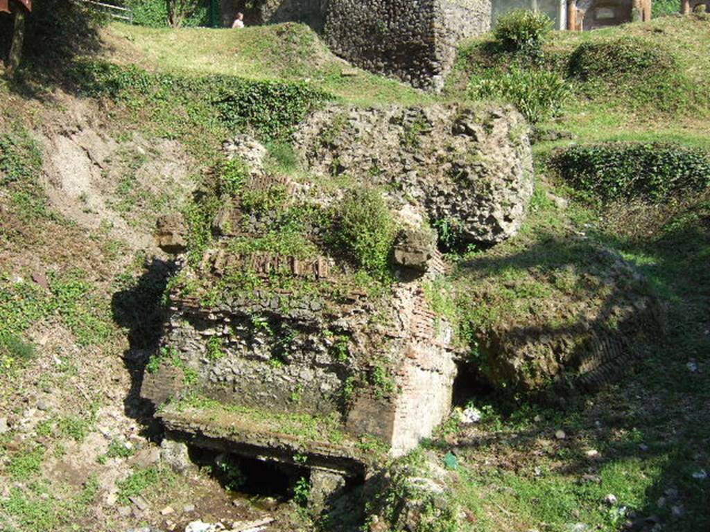 Pompeii Porta Nocera Tomb 34aEN.  May 2006. Remains of ruined tomb.