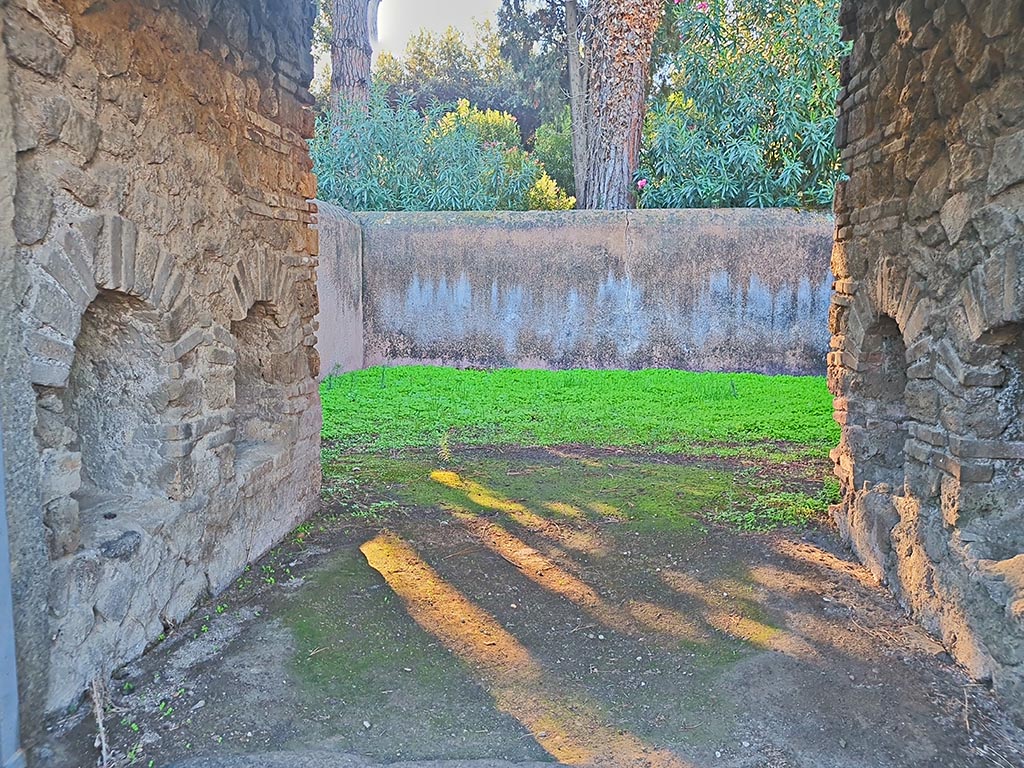 Pompeii Porta Nocera. October 2024. 
Tomb 5ES. Looking south through entrance passage with niches on both sides. Photo courtesy of Giuseppe Ciaramella.
