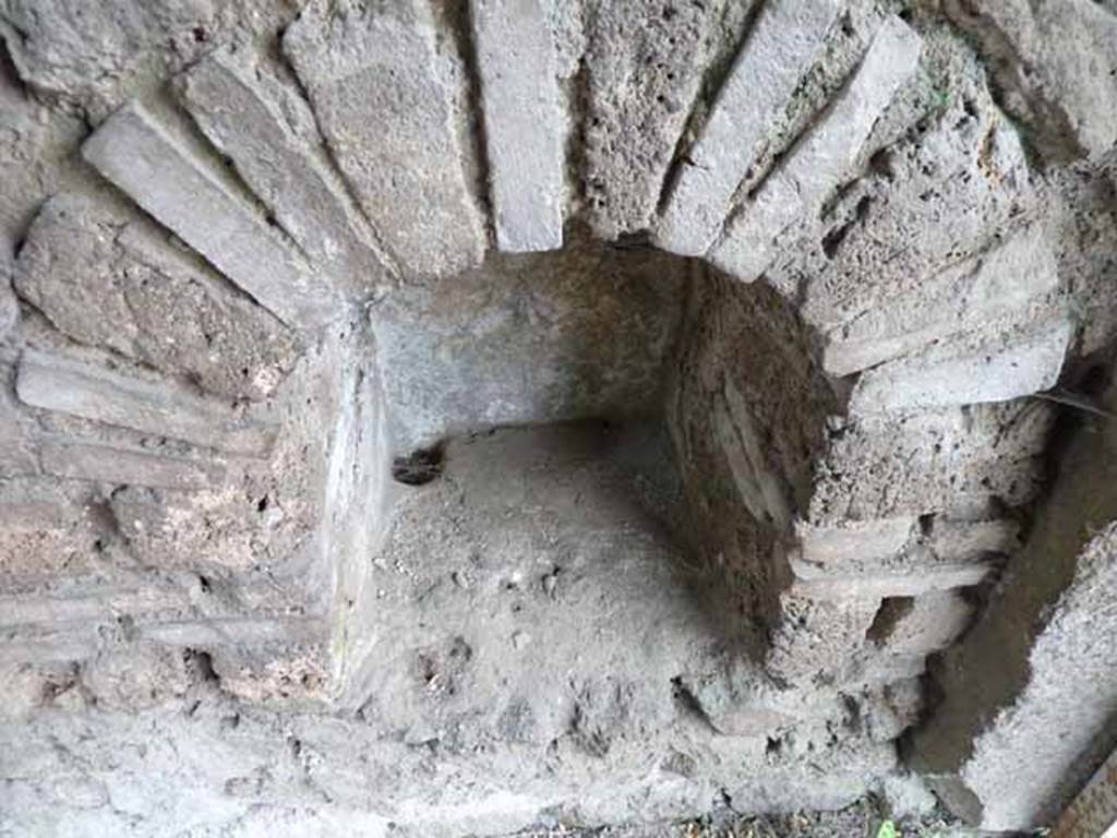 Pompeii Porta Nocera. Tomb 5ES. Niche on north-west side. May 2010.