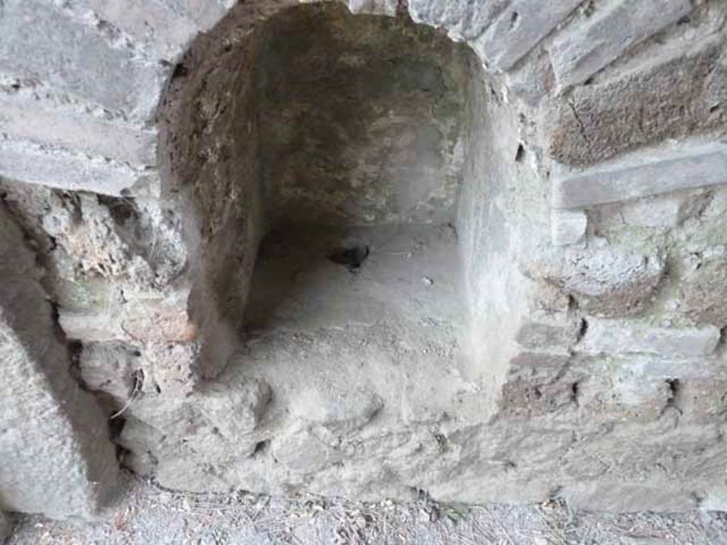 Pompeii Porta Nocera. Tomb 5ES. Niche on north-east side. May 2010.

