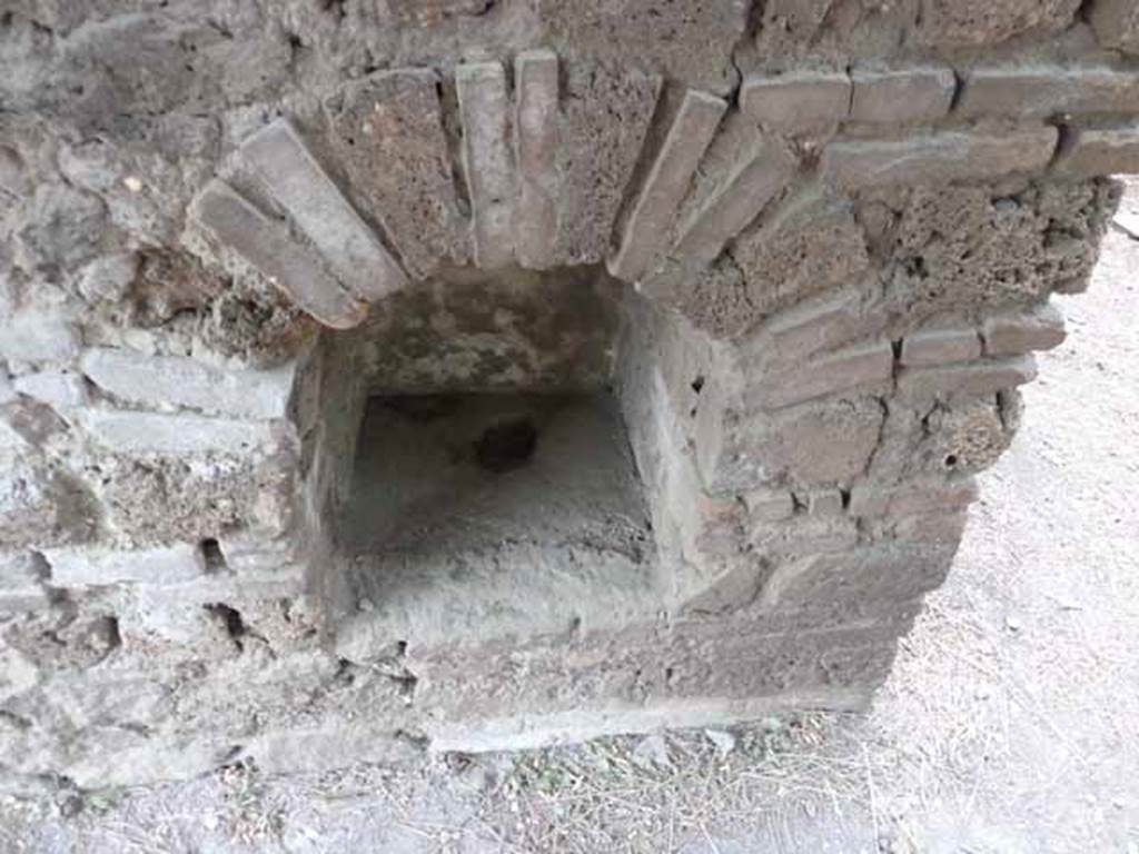 Pompeii Porta Nocera. Tomb 5ES. Niche on south-east side. May 2010.