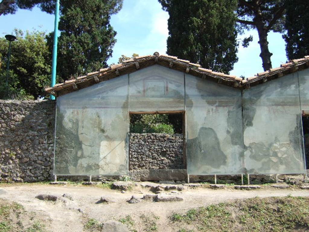 Pompeii Porta Nocera. May 2006. Tomb 11ES. Tomb of Aulus Veius Atticus. 
Explored between August and October 1955.
See D’Ambrosio, A. and De Caro, S., 1983. Un Impegno per Pompei: Fotopiano e documentazione della Necropoli di Porta Nocera. Milano: Touring Club Italiano. (11ES).
