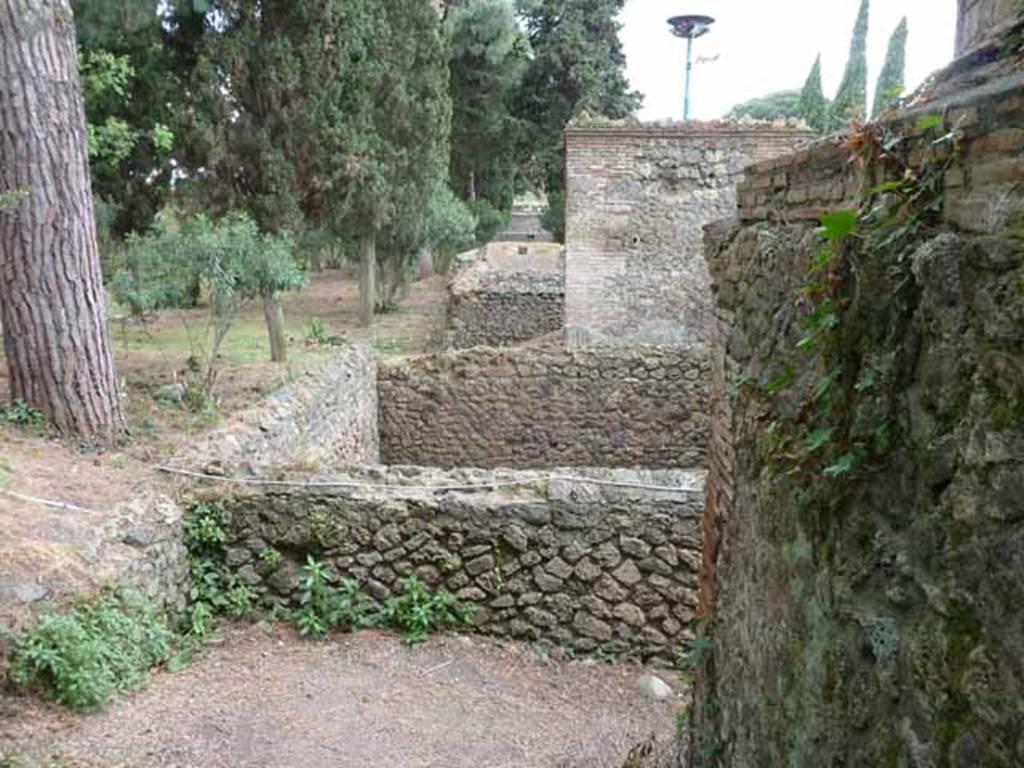 Pompeii Porta Nocera. Tomb 17ES. Looking west from 17es towards the rear of 15ES and 13ES. May 2010.