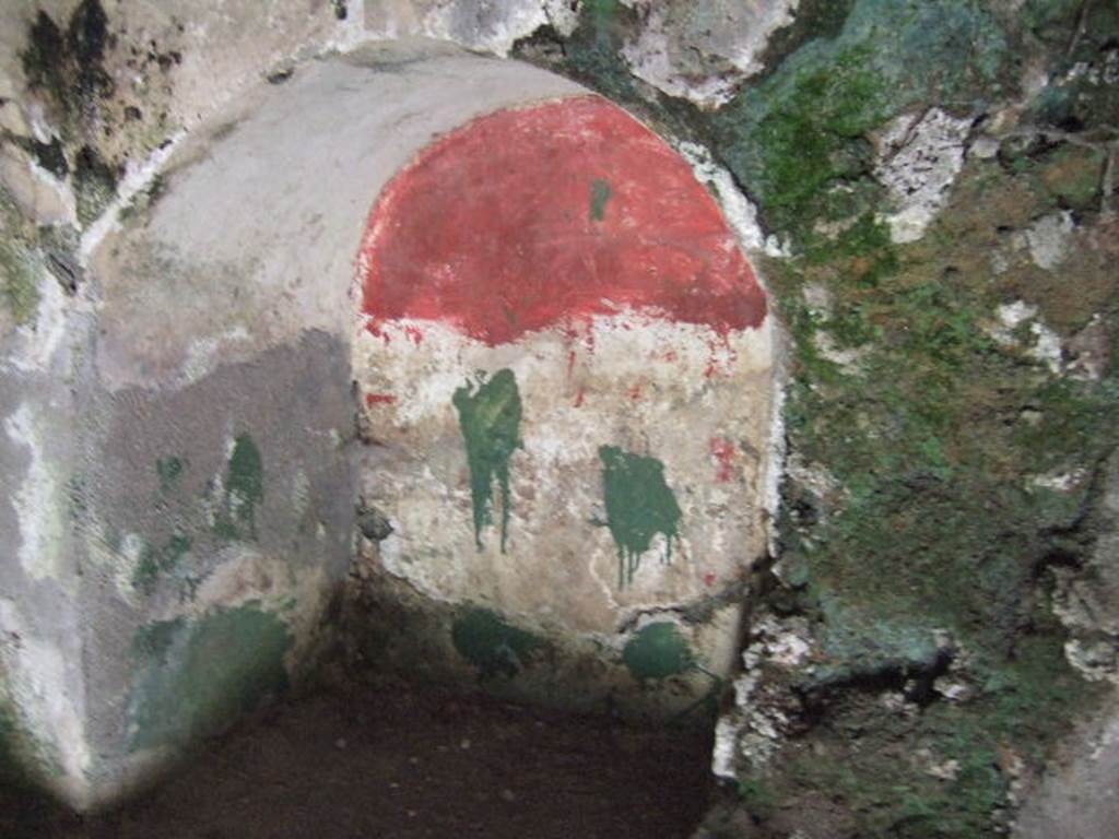 Pompeii Porta Nocera Tomb 17ES. Niche on south wall. May 2006.