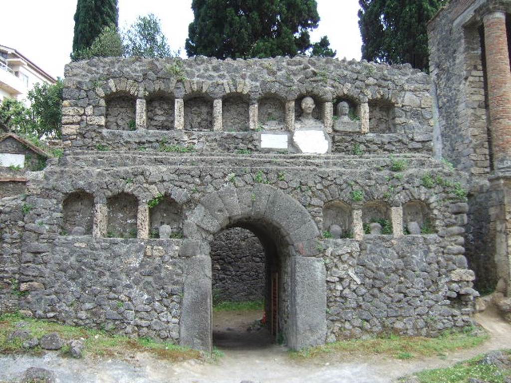 Pompeii Porta Nocera.  May 2006. Tomb 7OS. Tomb of Publius Flavius Philoxsenus and Flavia Agathea. 
In the corridor about 1.3m from the door the skeleton of a man was found, together with that of a dog, buried by the collapse of the vault.
See D’Ambrosio, A. and De Caro, S., 1983. Un Impegno per Pompei: Fotopiano e documentazione della Necropoli di Porta Nocera. Milano: Touring Club Italiano. (7OS)
