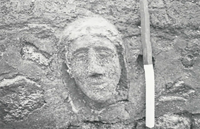 Pompeii Porta Sarno Necropolis. 1998. Necropoli romana presso via Nolana. Testa in tufo di statua funeraria. 
Roman necropolis near via Nolana. Tufa head of funerary statue.
See D'Ambrosio A. Scavi e Scoperte nel suburbio di Pompei. Rivista di studi Pompeiani IX, 1998, p. 198, fig. 3.
