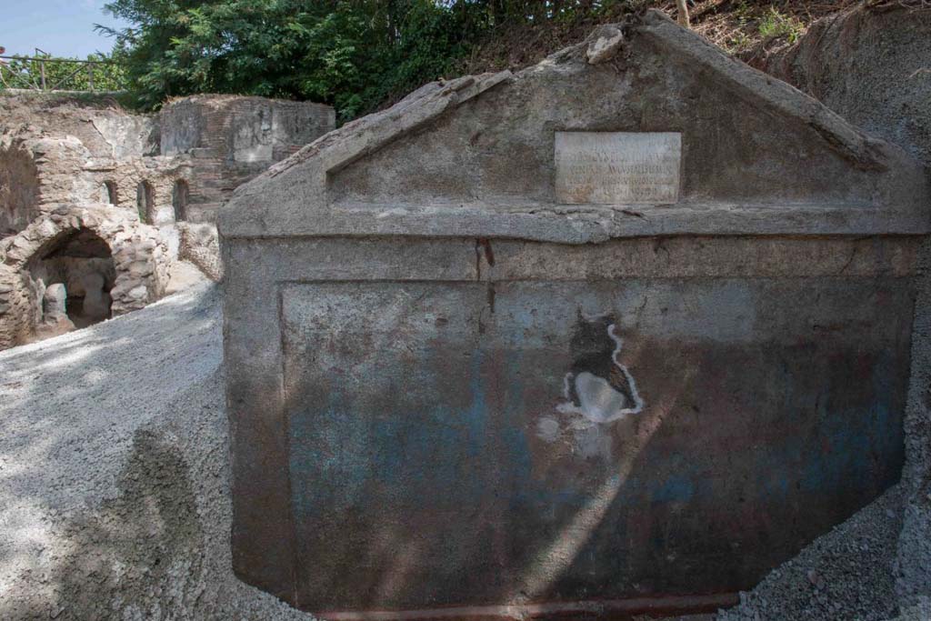 Porta Sarno la tomba di Marcus Venerius Secundio. August 2021. Front of tomb with inscribed commemorative plaque.
The tomb structure, which dates to the final decades in the life of the city, consists of a masonry enclosure, with traces of paint preserved on the façade.
It is possible to distinguish green plants on a blue background.

Frontone della tomba con lastra marmorea con iscrizione commemorativa.
La struttura sepolcrale, risalente agli ultimi decenni di vita della città, è costituita da un recinto in muratura, sulla cui facciata si conservano tracce di pittura.
Si intravedono piante verdi su sfondo blu.

Photograph © Parco Archeologico di Pompei.
