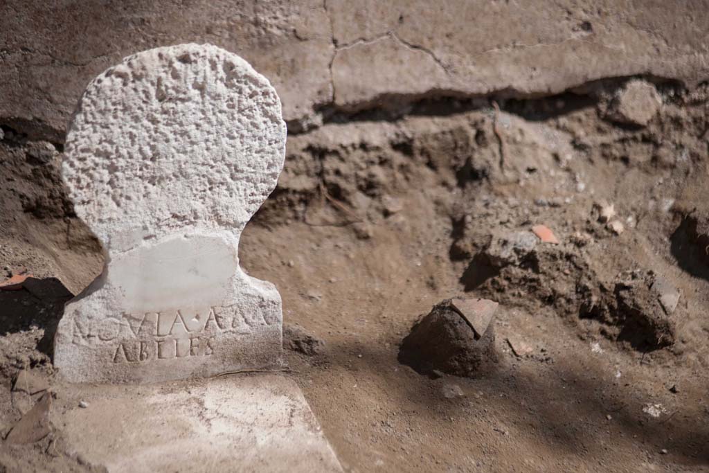 Porta Sarno la tomba di Marcus Venerius Secundio. August 2021. Tomb of Novia Amabiles.
In the remaining part of the enclosure evidence of cremation has been found, in the form of two cinerary urns, one of which is a beautiful glass container belonging to a woman by the name of Novia Amabilis.

La tomba di Novia Amabilis.
Nella restante parte del recinto sono state riscontrate due incinerazioni in urna, una in un bellissimo contenitore in vetro appartenente a una donna di nome Novia Amabilis.

NOVIA AM
ABILES

Photograph © Parco Archeologico di Pompei.
