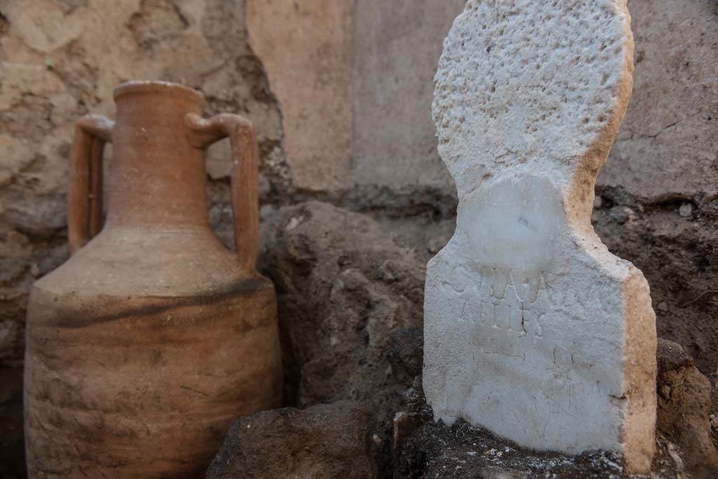 Porta Sarno la tomba di Marcus Venerius Secundio. Tomb of Novia Amabiles. August 2021. Marble cippus with amphora.

La tomba di Novia Amabilis. Cippo di marmo con anfora.

Photograph © Parco Archeologico di Pompei.
