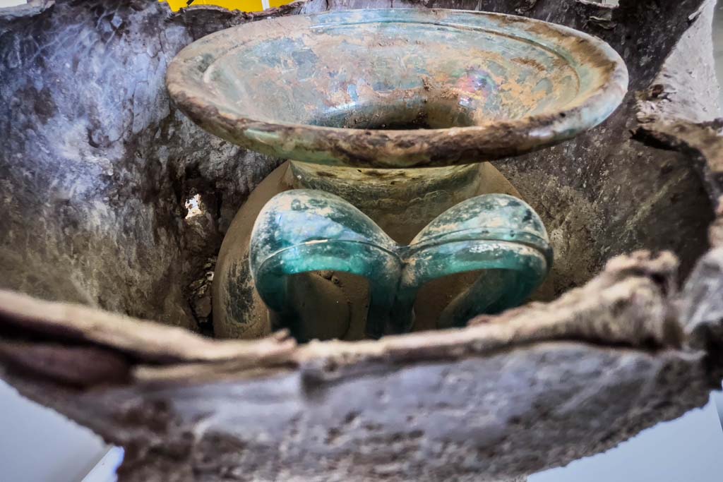 Porta Sarno la tomba di Marcus Venerius Secundio. Tomb of Novia Amabilis. August 2021. 
Beautiful glass container belonging to a woman by the name of Novia Amabilis.

La tomba di Novia Amabilis. 
Un bellissimo contenitore in vetro appartenente a una donna di nome Novia Amabilis.

Photograph © Parco Archeologico di Pompei.
