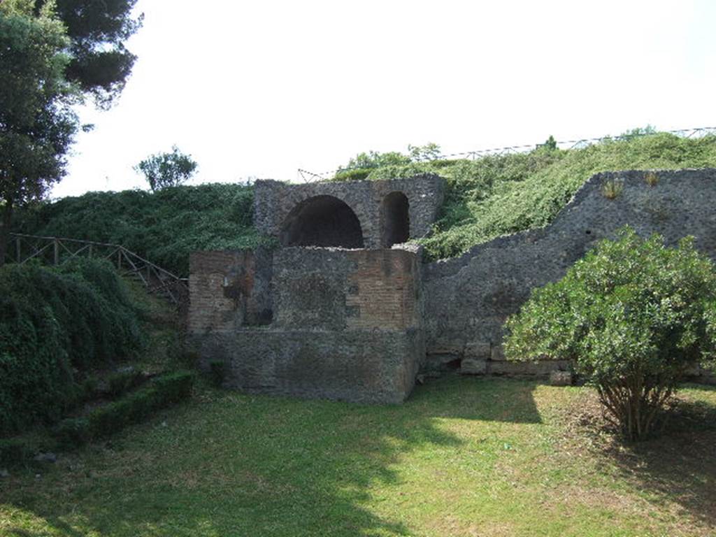 T2 Pompeii. Tower II. December 2005. South-east corner of tower, and city wall on east side.