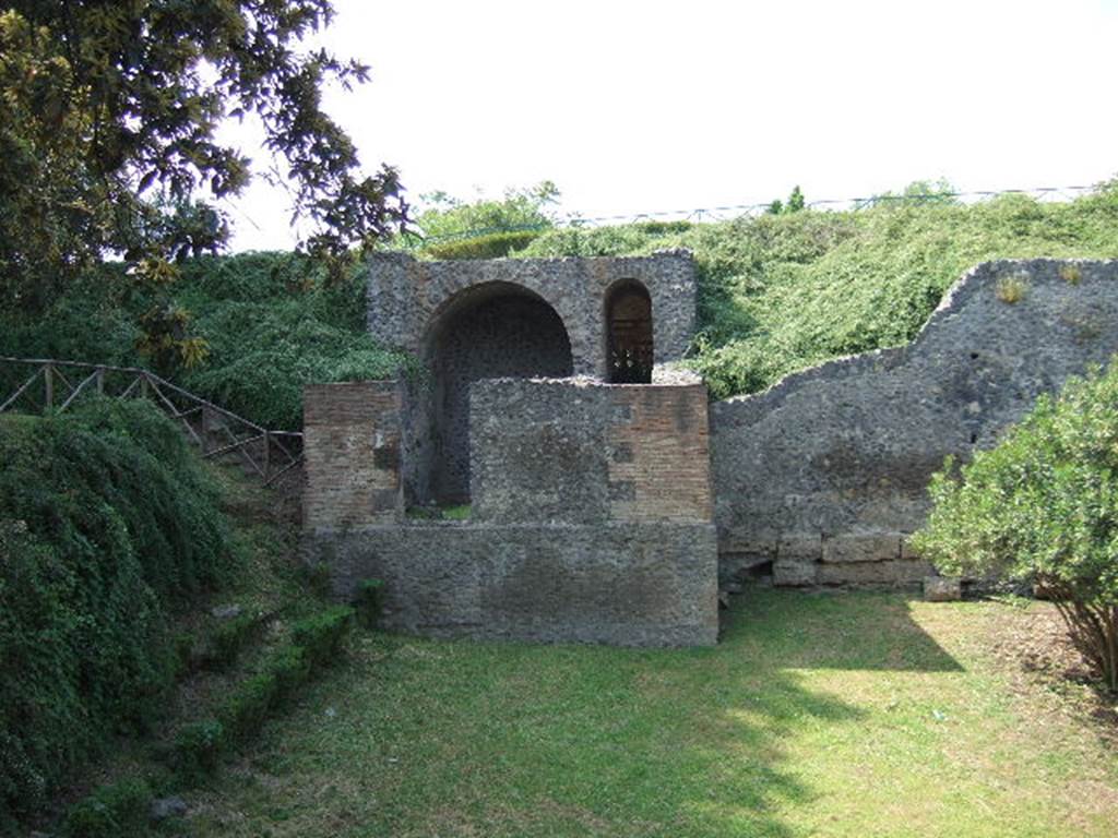 T2 Pompeii. Tower II. December 2005. South side, and city wall.