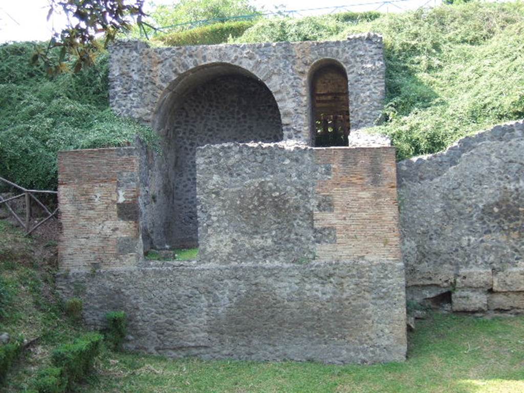 T2 Pompeii. Tower II. December 2005. South side.