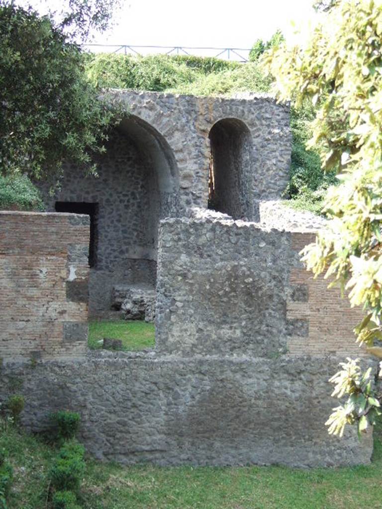 T2 Pompeii. Tower II. December 2005. South side. Looking inside tower.