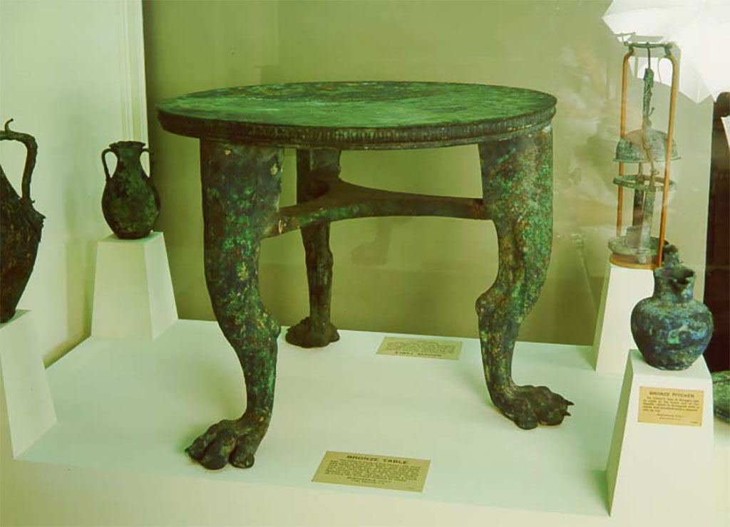 Villa della Pisanella, Boscoreale. Torcularium. Bronze circular table, with three legs with triangular partition and other bronze items.
Photo © Field Museum of Natural History - CC BY-NC.
Now in the Boston Field Museum, inventory number 24407. See in Field Museum 
