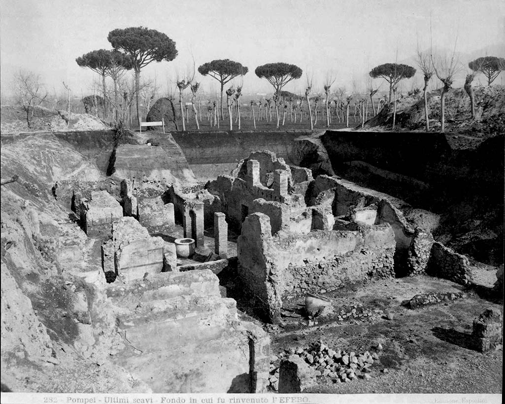 Villa of T. Siminius Stephanus, fondo Barbatelli. The photo is titled “Pompei - Fondo in cui fu rinvenuto l’EFEBO”. Edizione Esposito 282.
Photo of excavation, c.1900, looking east. 

