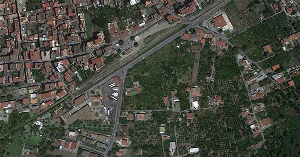 Boscoreale, La villa del Fondo Acunzo. 2016 location photo.
The old station is upper centre marked by four round trees and with a car park behind.
The villa was located on land immediately (140m) to the south.
Via Settetermini runs north to the roundabout in front of the station and then turns south-west before reducing in size and turning north-west again.
Photo courtesy of Google Earth.



