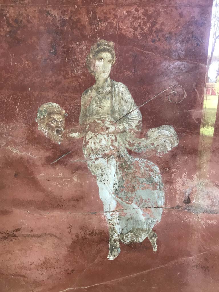 Complesso dei triclini in località Moregine a Pompei. April 2019. Triclinium A, east wall.
Thalia the muse of comedy and pastoral poetry with comic mask and crook.
Photo courtesy of Rick Bauer.

