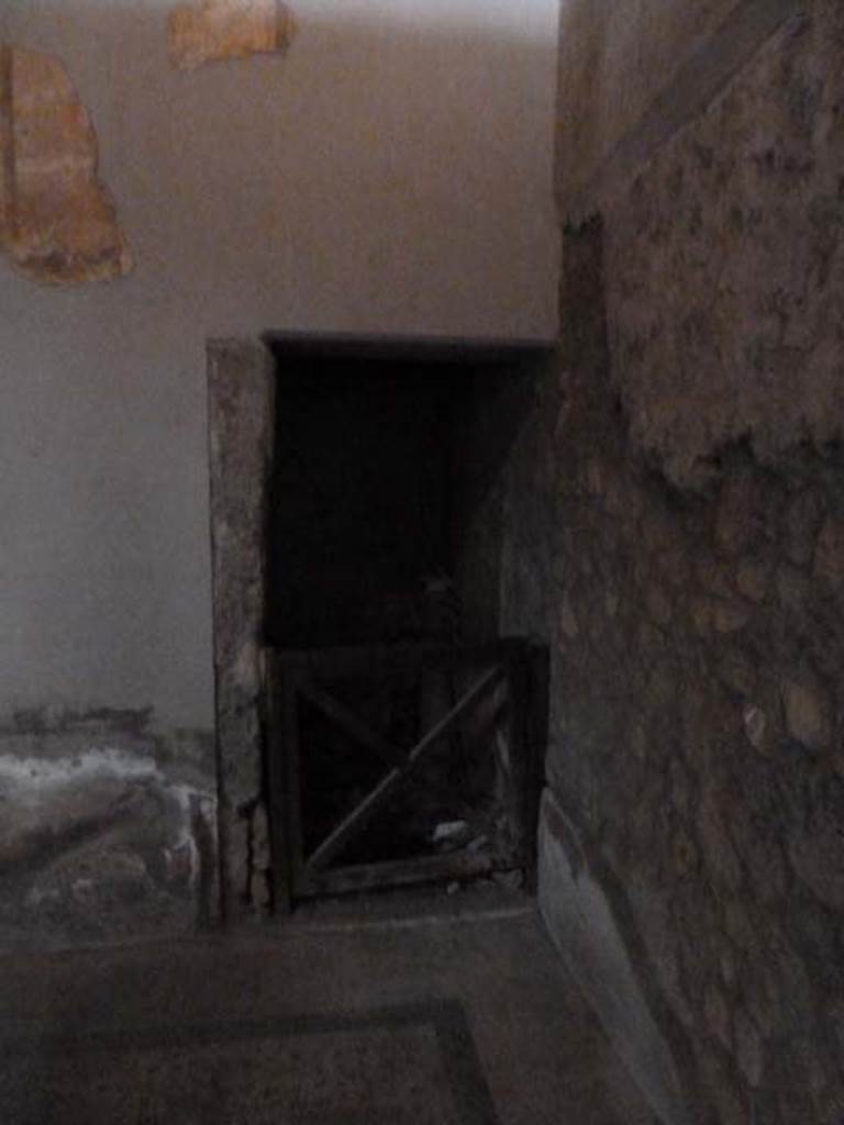 Oplontis, September 2015. Room 2, doorway in north-west corner of room 27, the enclosed courtyard. 