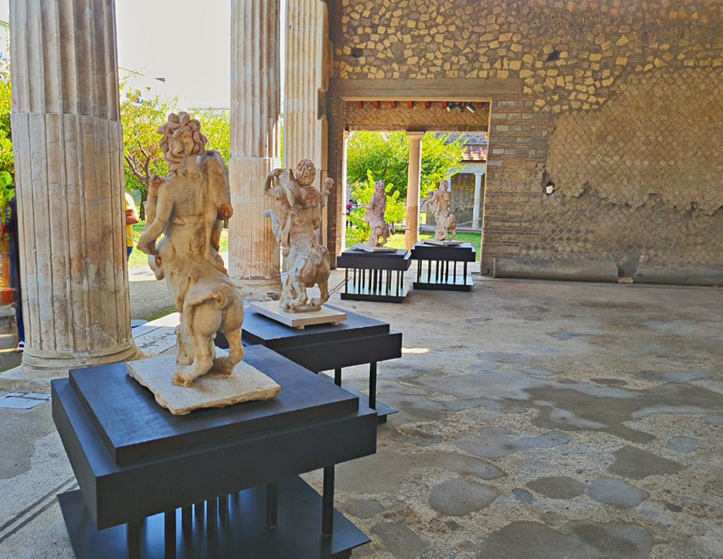 Oplontis Villa of Poppea, October 2023. 
Room 21, looking towards the north end of the east wall and doorway onto East Portico 34, at rear of statuettes. 
Photo courtesy of Giuseppe Ciaramella. 
