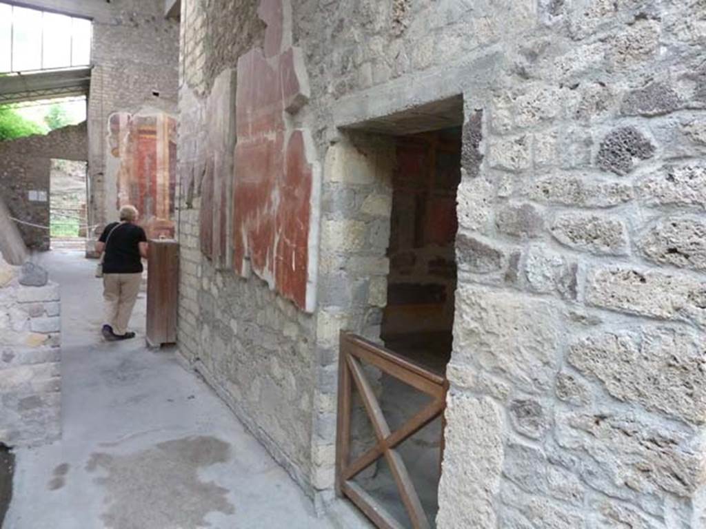 Oplontis, September 2015. Corridor on east side of south side of atrium, north wall with doorway to room 23. 