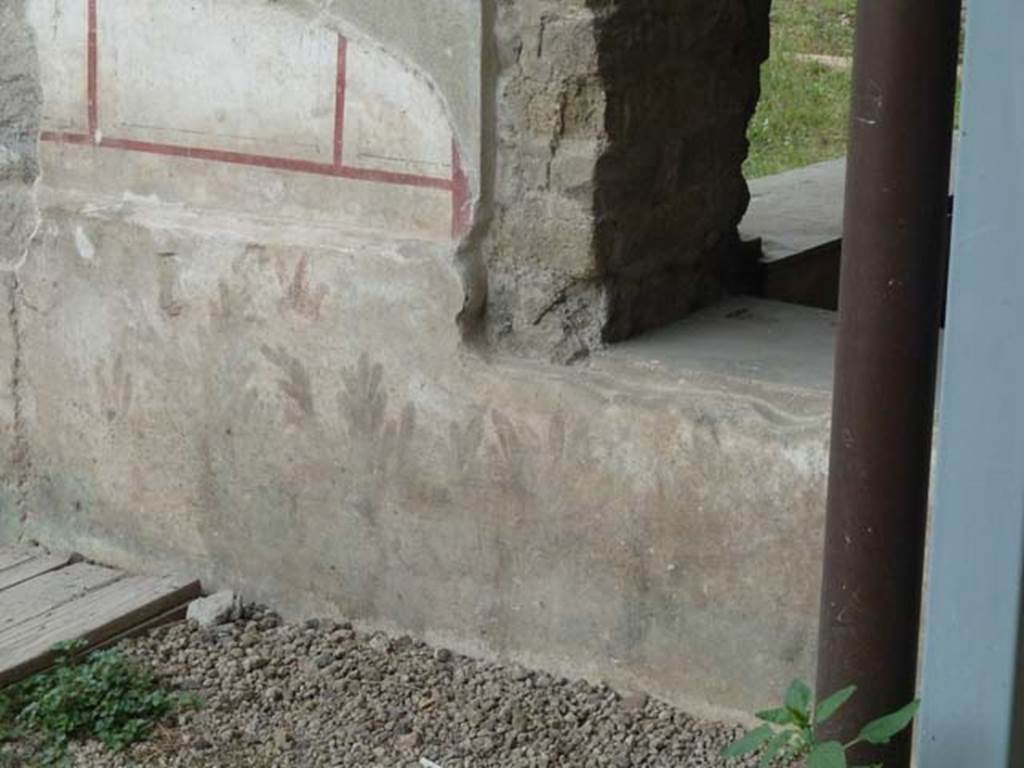 Oplontis, September 2015. Room 78, exterior north wall with garden paintings at east end beneath window.