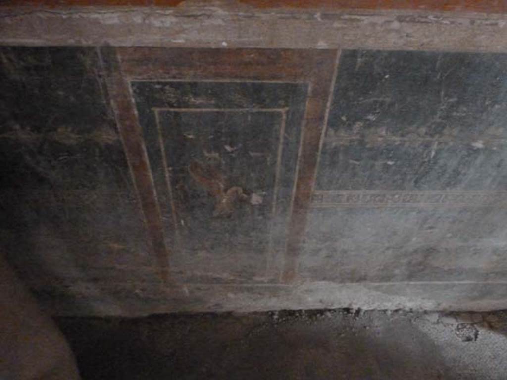 Oplontis, September 2015. Corridor 77, black zoccolo from west wall below red middle panel. 