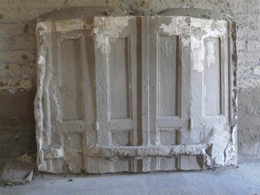 Oplontis, May 2011. Corridor/room 97, plaster-cast of door/shutters. The hinges and the door-closure are clearly visible. Photo courtesy of Buzz Ferebee. 
