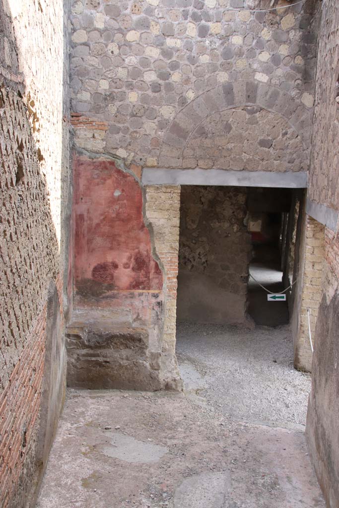 Stabiae, Villa Arianna, September 2015. Portico H, from doorway in room G, looking towards north-east corner.