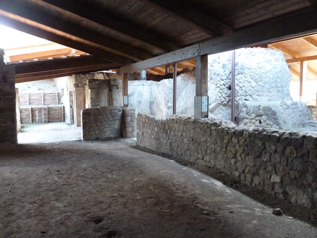 Stabiae, Villa Arianna, September 2015. 
Room 27, looking south-west across room towards doorway to portico, on left, and doorway to corridor 26, centre.
