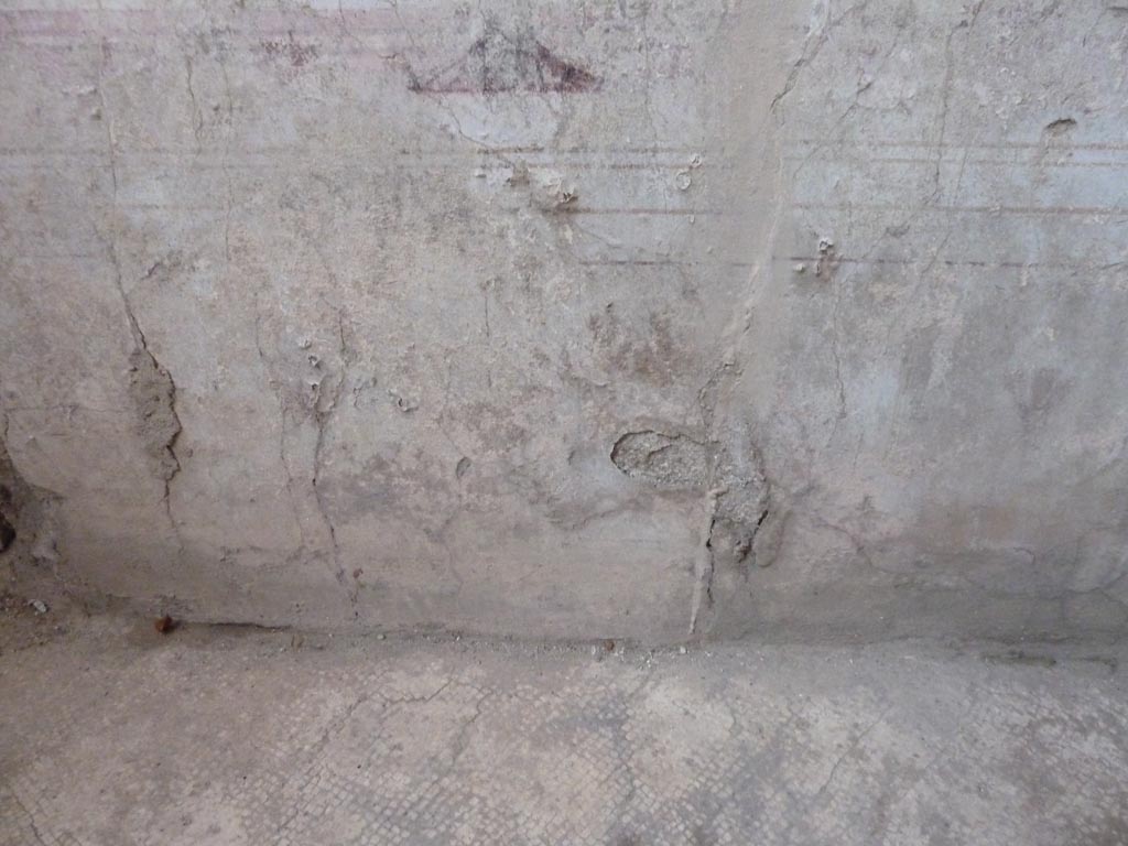 Stabiae, Villa Arianna, September 2015. Room 23, details of remaining decoration from east wall.