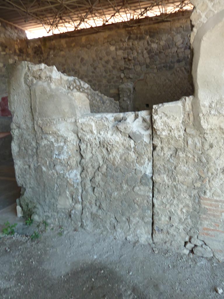 Stabiae, Villa Arianna, September 2015. 
Room 18, west wall of tablinum with blocked doorway that would have given access to room 23.

