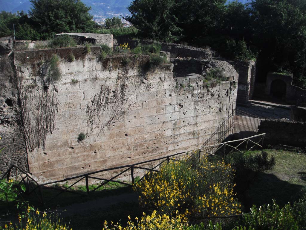 Walls on north side of Pompeii. June 2012. 
Looking south towards west end of City Wall near Herculaneum Gate. Photo courtesy of Ivo van der Graaff.
