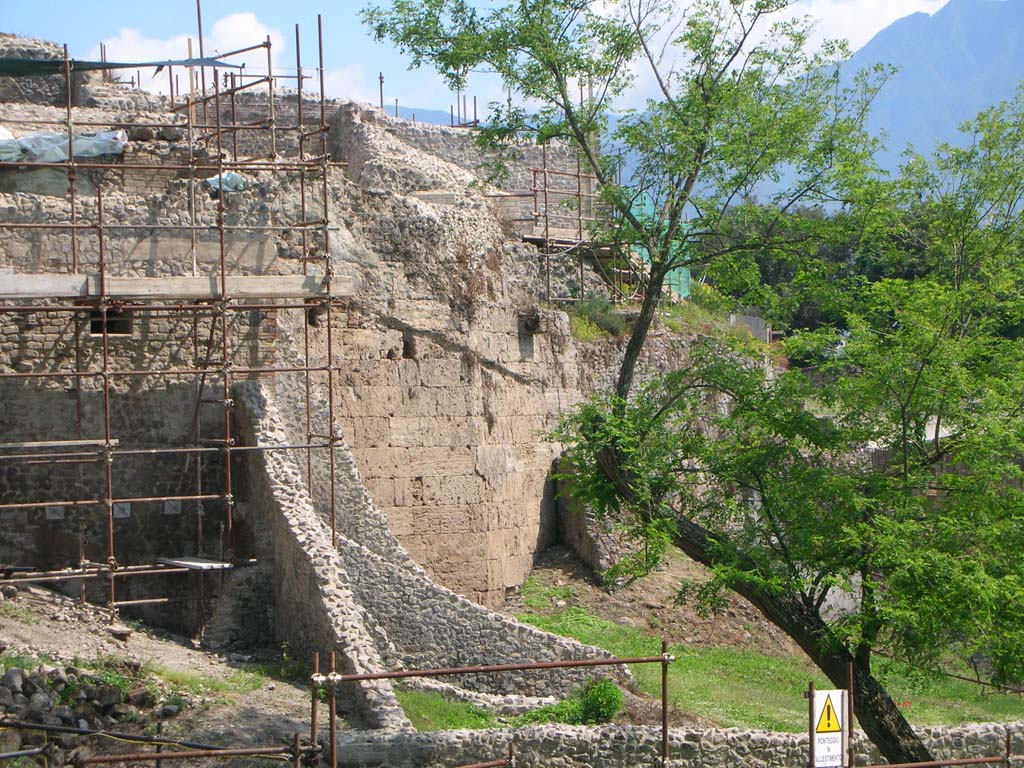 Walls on west side of Pompeii. May 2010. Detail. Photo courtesy of Ivo van der Graaff.