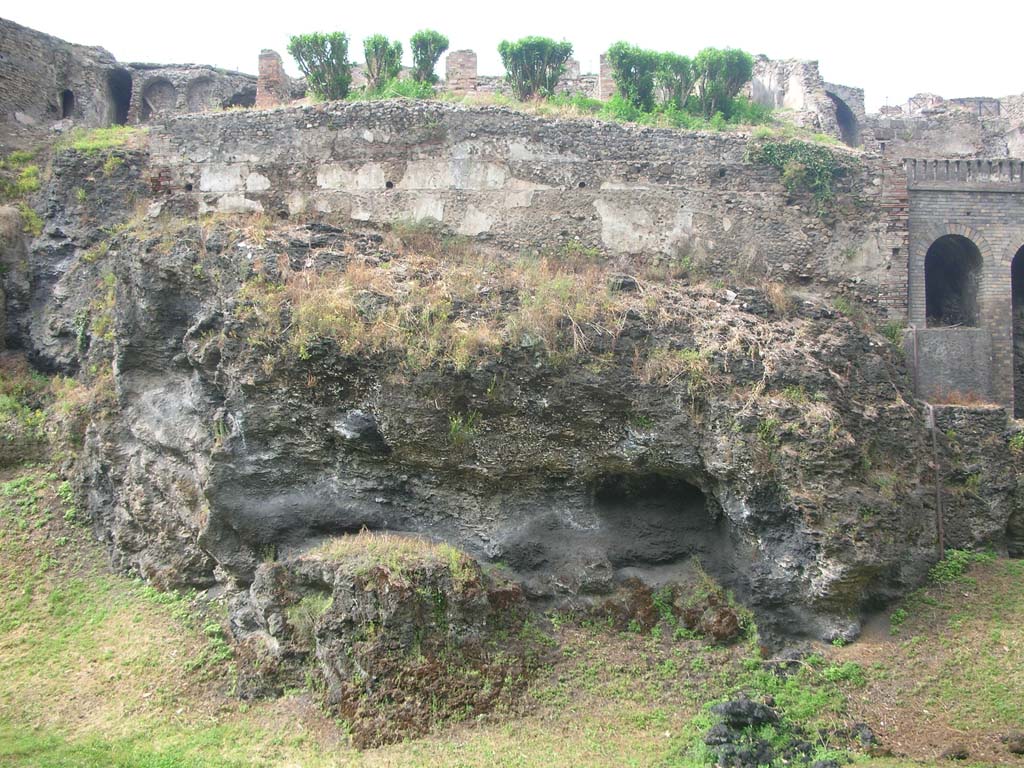 VIII.2.30 Pompeii, May 2011. Looking north to city walls above volcanic ledge. Photo courtesy of Ivo van der Graaff.